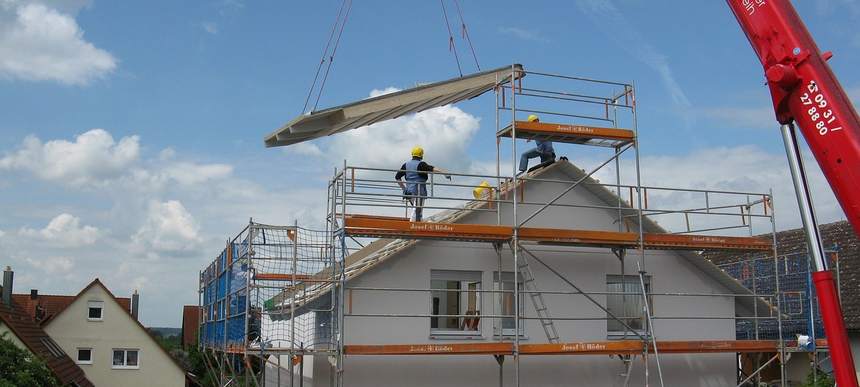 建設中の建物と重機